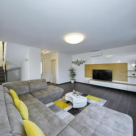 Angelina Holiday home